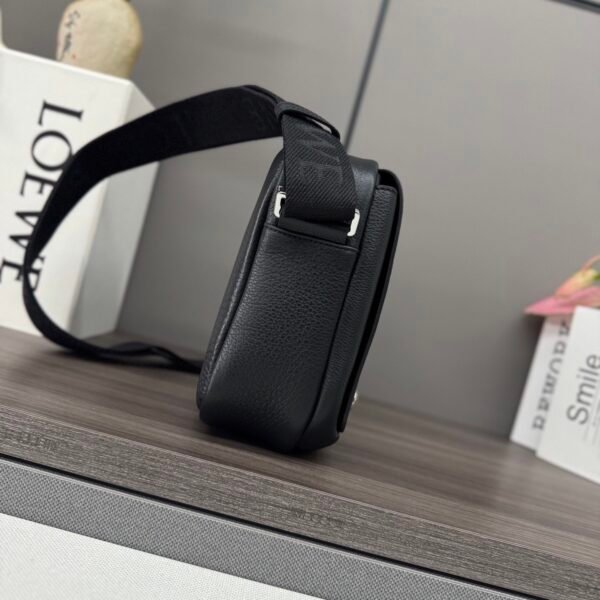 BANBA73X01 (4) Medium Pebble messenger bag in supple grained calfskin