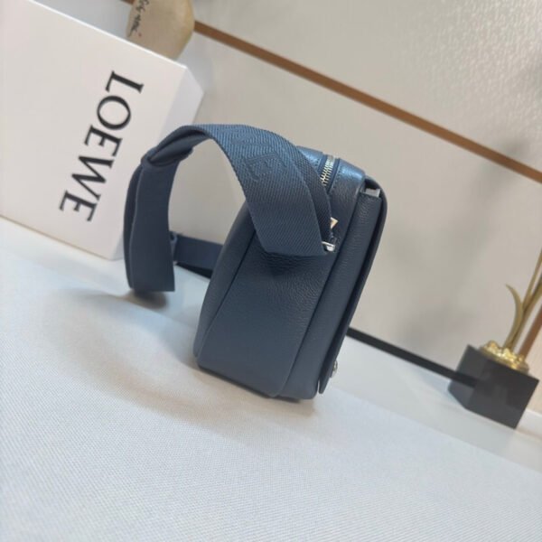 Medium Pebble messenger bag in supple grained calfskin