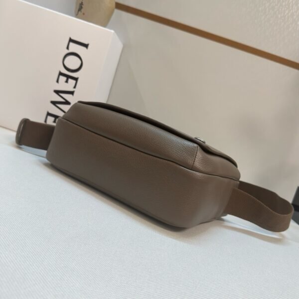 BANBA73X05 (2) Medium Pebble messenger bag in supple grained calfskin