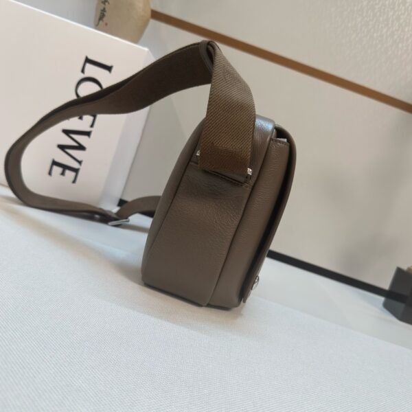 BANBA73X05 (4) Medium Pebble messenger bag in supple grained calfskin