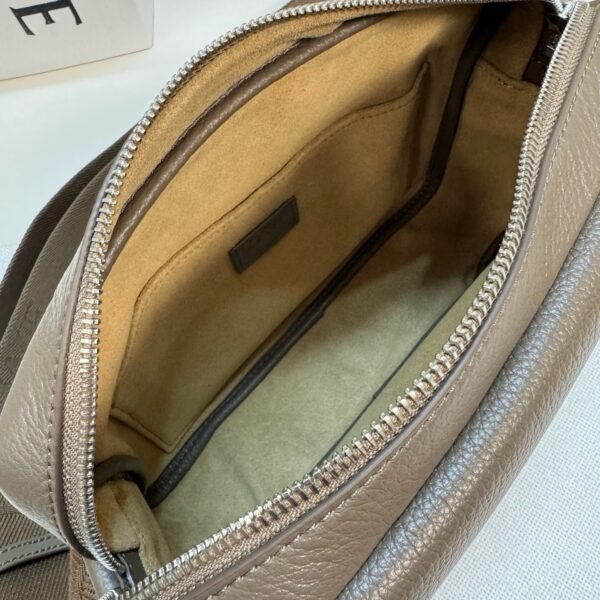 BANBA73X05 (5) Medium Pebble messenger bag in supple grained calfskin