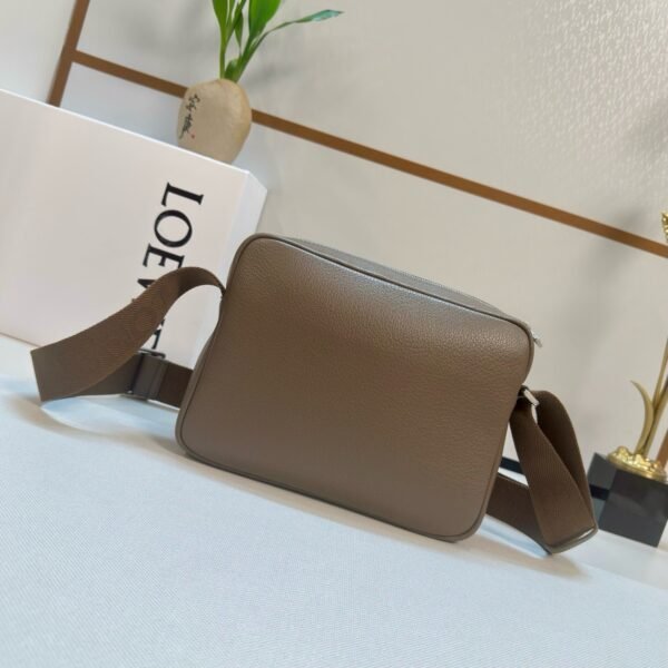 BANBA73X05 (6) Medium Pebble messenger bag in supple grained calfskin