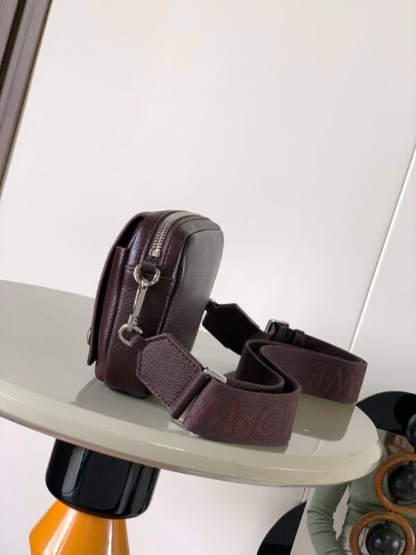 BANBPCBX01 (2) Small Pebble messenger bag in supple grained calfskin