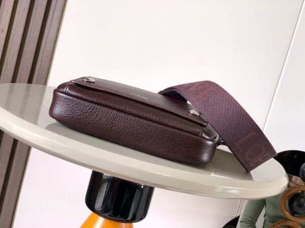 BANBPCBX01 (5) Small Pebble messenger bag in supple grained calfskin