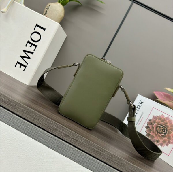 C565S59X01 (3) Vertical crossbody pocket in satin calfskin