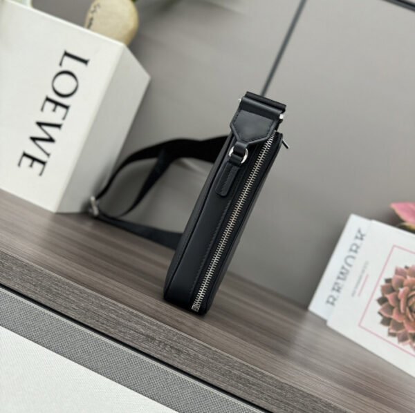 C565S59X01 (3) Vertical crossbody pocket in satin calfskin