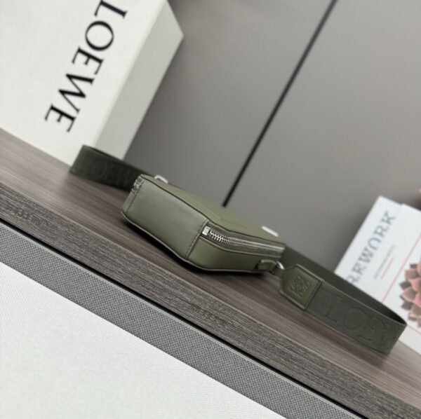 C565S59X01 (4) Vertical crossbody pocket in satin calfskin