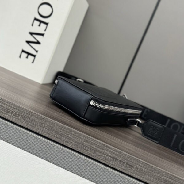 C565S59X01 (4) Vertical crossbody pocket in satin calfskin