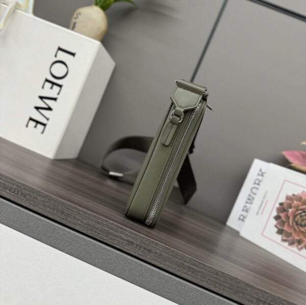 C565S59X01 (5) Vertical crossbody pocket in satin calfskin