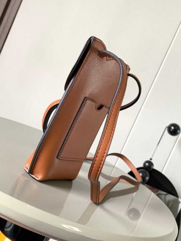 C623B02X10 (1) Elephant pocket in classic calfskin