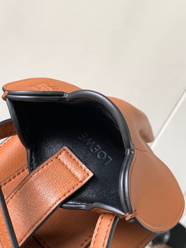 C623B02X10 (2) Elephant pocket in classic calfskin