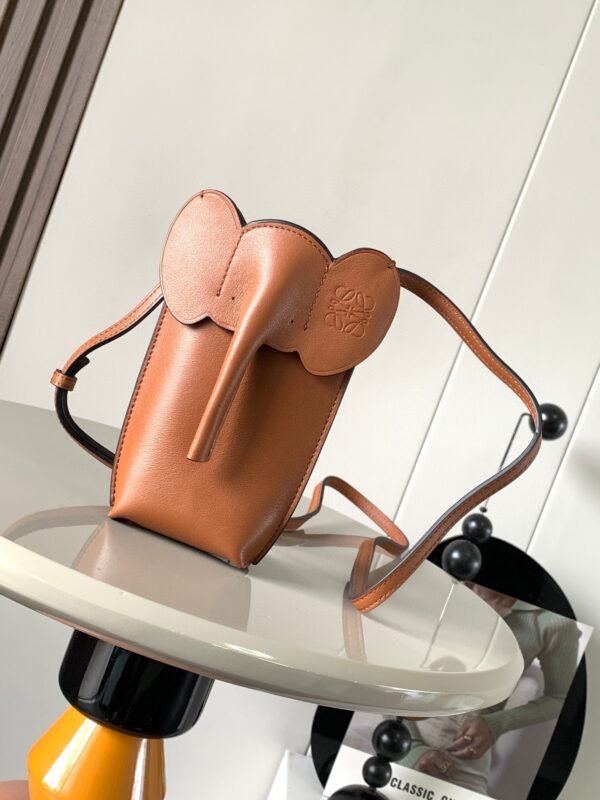 C623B02X10 (3) Elephant pocket in classic calfskin