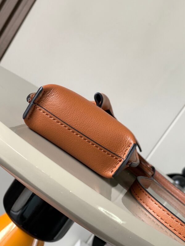 C623B02X10 (4) Elephant pocket in classic calfskin