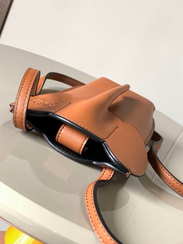 C623B02X10 (6) Elephant pocket in classic calfskin