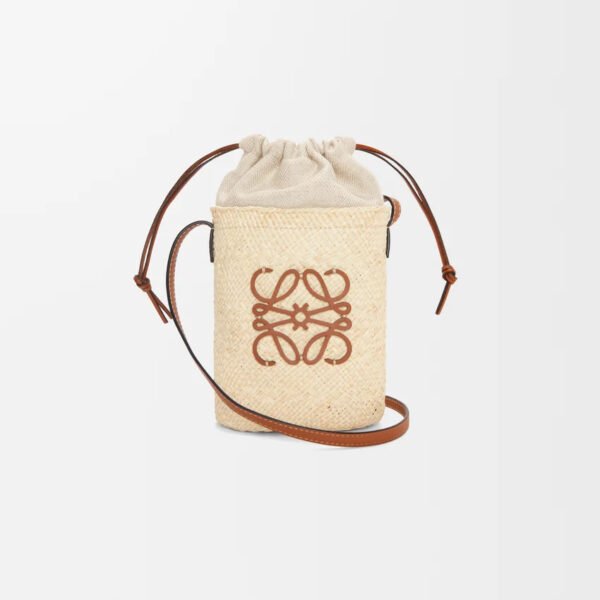 C630G35X05 (1) Square pocket in iraca palm and calfskin