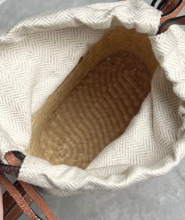 C630G35X05 (5) Square pocket in iraca palm and calfskin