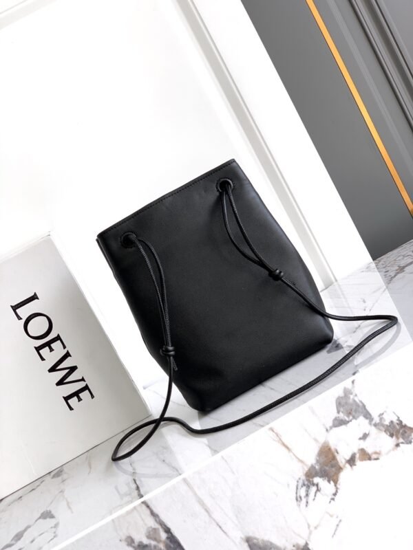 Pebble pouch in smooth calfskin