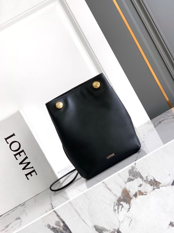 Pebble pouch in smooth calfskin