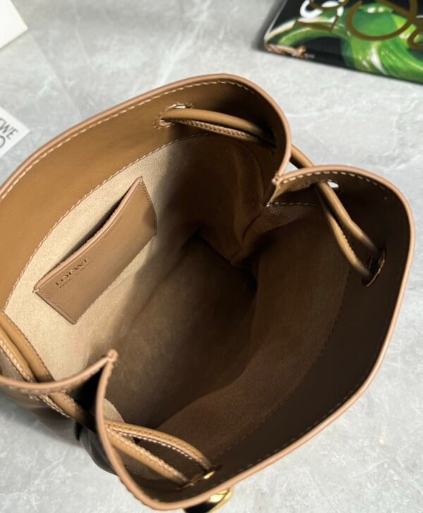 CANBSPPX01 (3) Pebble pouch in smooth calfskin