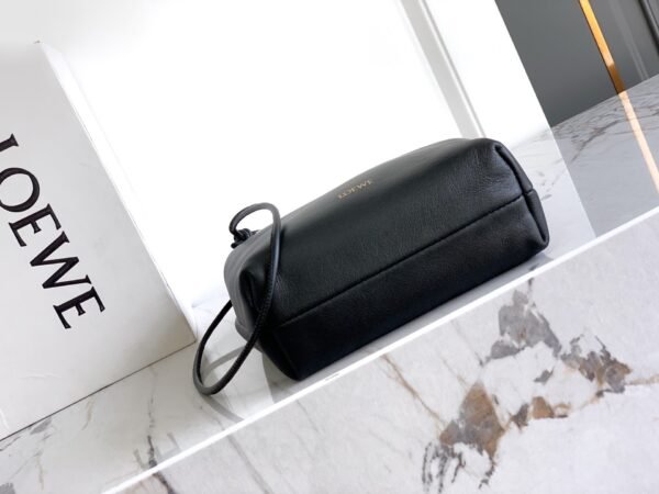 Pebble pouch in smooth calfskin