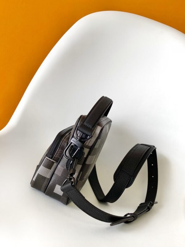 IMG_0311 LOUIS VUITTON Nil Messenger M14988