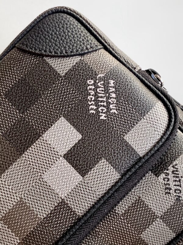 IMG_0314 LOUIS VUITTON Nil Messenger M14988