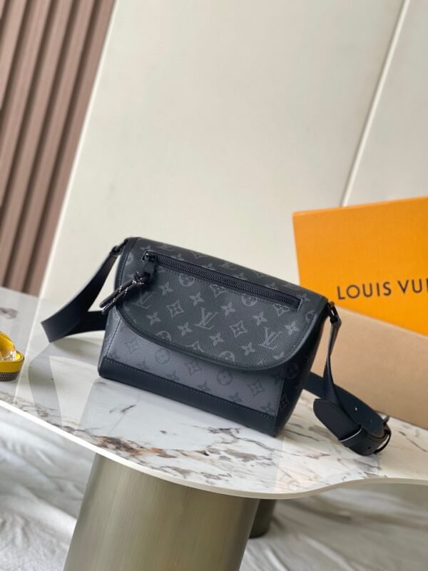 M12681 (2) LOUIS VUITTON Pulse Messenger M12681