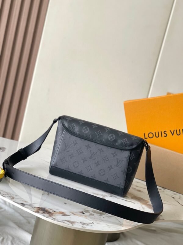 M12681 (4) LOUIS VUITTON Pulse Messenger M12681