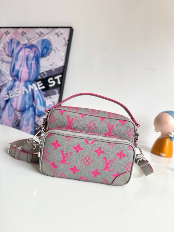 M15024 (2) LOUIS VUITTON Nil messenger bag M15024