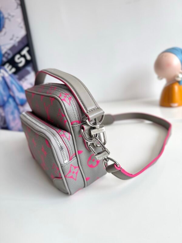 M15024 (3) LOUIS VUITTON Nil messenger bag M15024