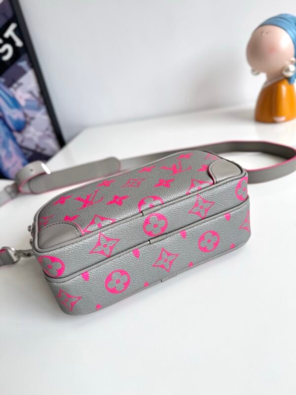 M15024 (5) LOUIS VUITTON Nil messenger bag M15024