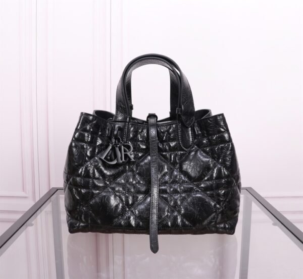 M2821SNIO_M900 (1) Medium Dior Toujours Bag Macrocannage Crinkled Calfskin
