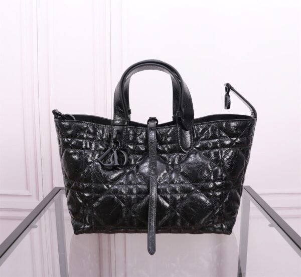 M2821SNIO_M900 (2) Medium Dior Toujours Bag Macrocannage Crinkled Calfskin