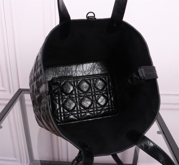 M2821SNIO_M900 (4) Medium Dior Toujours Bag Macrocannage Crinkled Calfskin