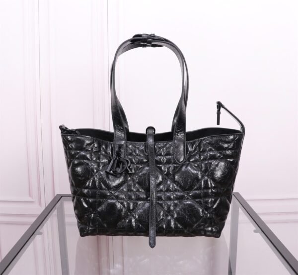 M2821SNIO_M900 (5) Medium Dior Toujours Bag Macrocannage Crinkled Calfskin