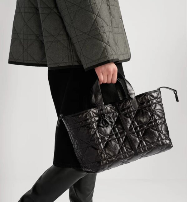 M2821SNIO_M900 Medium Dior Toujours Bag Macrocannage Crinkled Calfskin