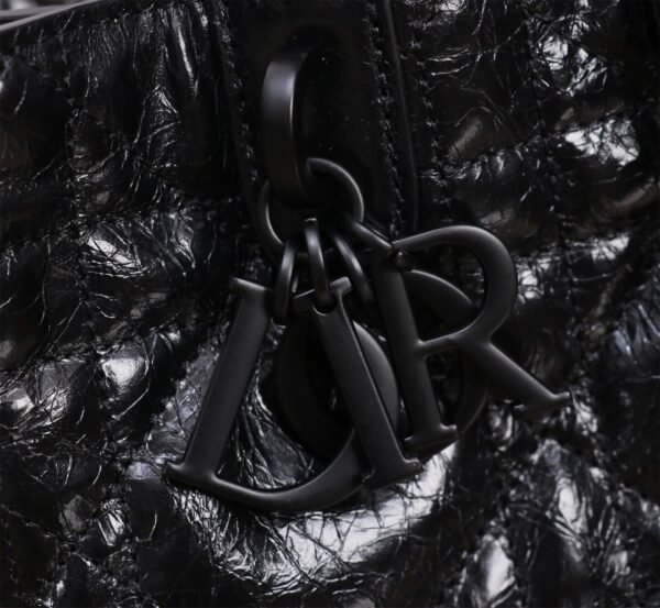 M2821SNIO_M900 (7) Medium Dior Toujours Bag Macrocannage Crinkled Calfskin