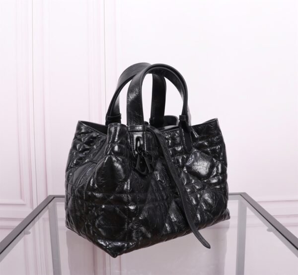 M2821SNIO_M900 (9) Medium Dior Toujours Bag Macrocannage Crinkled Calfskin