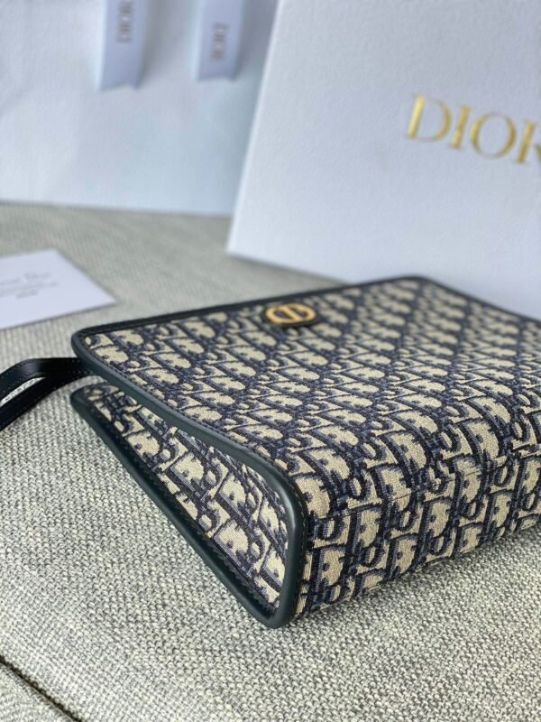 30 Montaigne Dea Clutch