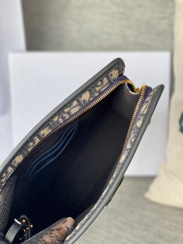 30 Montaigne Dea Clutch