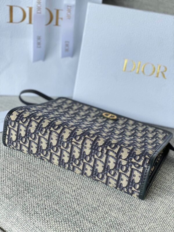 30 Montaigne Dea Clutch