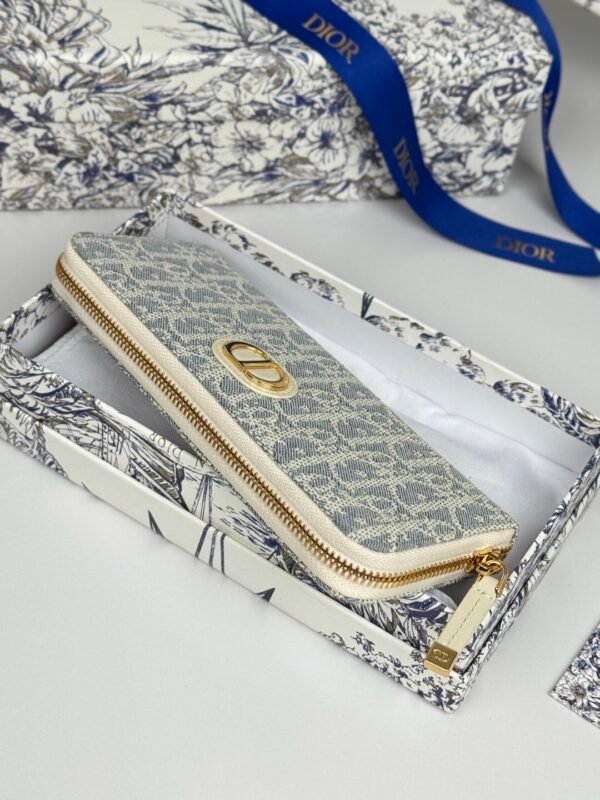 S2189UDFD_M925 (2) 30 Montaigne Voyageur Slim Wallet