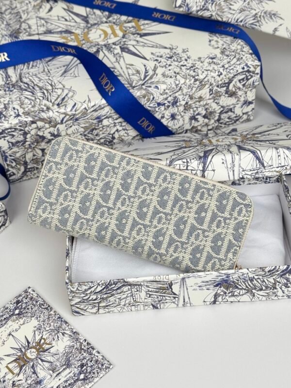 S2189UDFD_M925 (3) 30 Montaigne Voyageur Slim Wallet