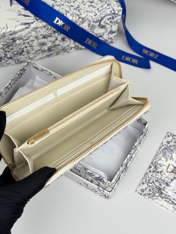 S2189UDFD_M925 (4) 30 Montaigne Voyageur Slim Wallet