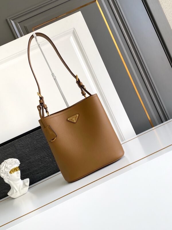 1BE080_2CYS (1) Medium leather bag