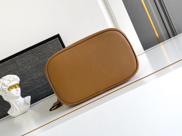 1BE080_2CYS (2) Medium leather bag