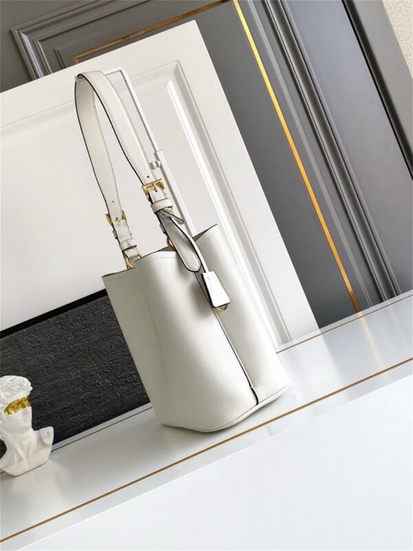 1BE080_2CYS (4) Medium leather bag