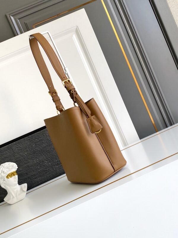 1BE080_2CYS (4) Medium leather bag