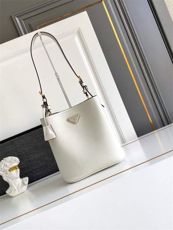 1BE080_2CYS (7) Medium leather bag