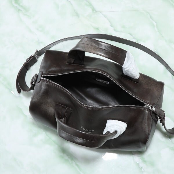 2VC046_2C75 (4) Small nappa leather duffle bag